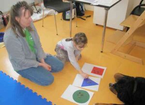 Das Mädchen fügt beim Artikel "Die" ein Leckerli hinzu.