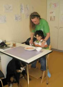 Beim Tagesablauf schneiden wir Würstchen als "Frühstück" für Fithe